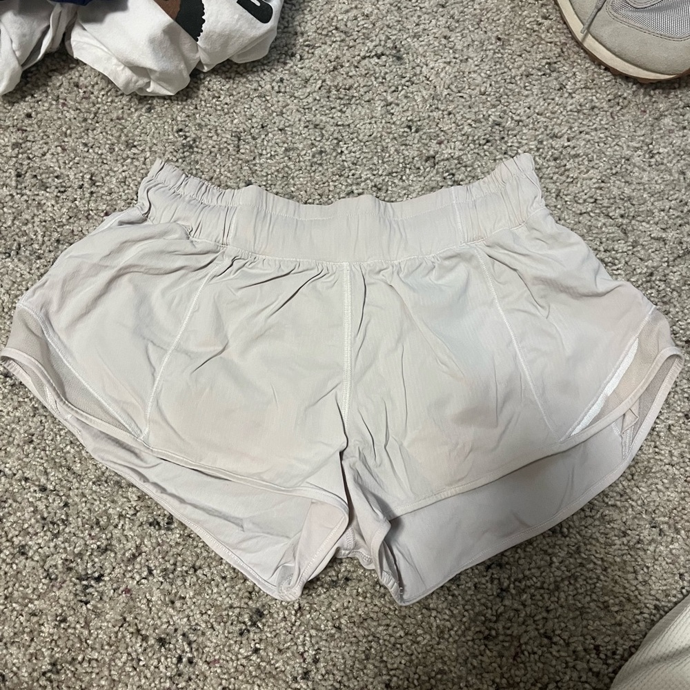 white lululemon hotty hot 2.5 inch short